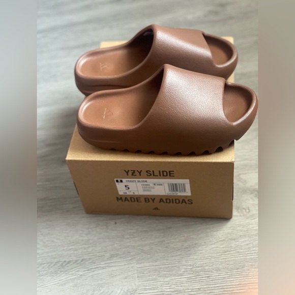 Yeezy Slides (Flax) NWT - Picture 9 of 13